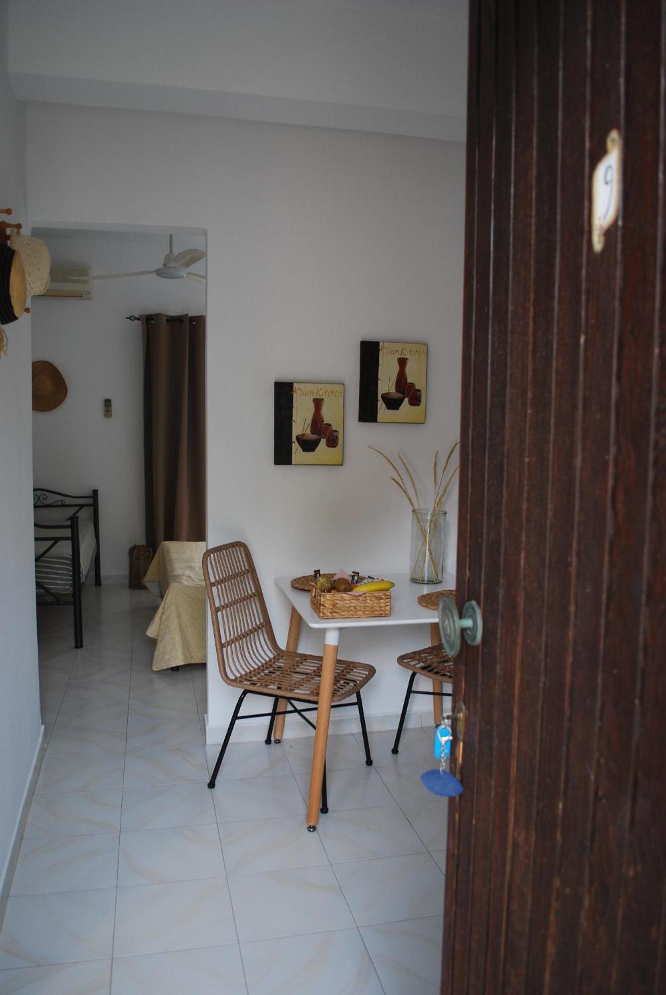 Sunset Rooms Agia Marina  Buitenkant foto