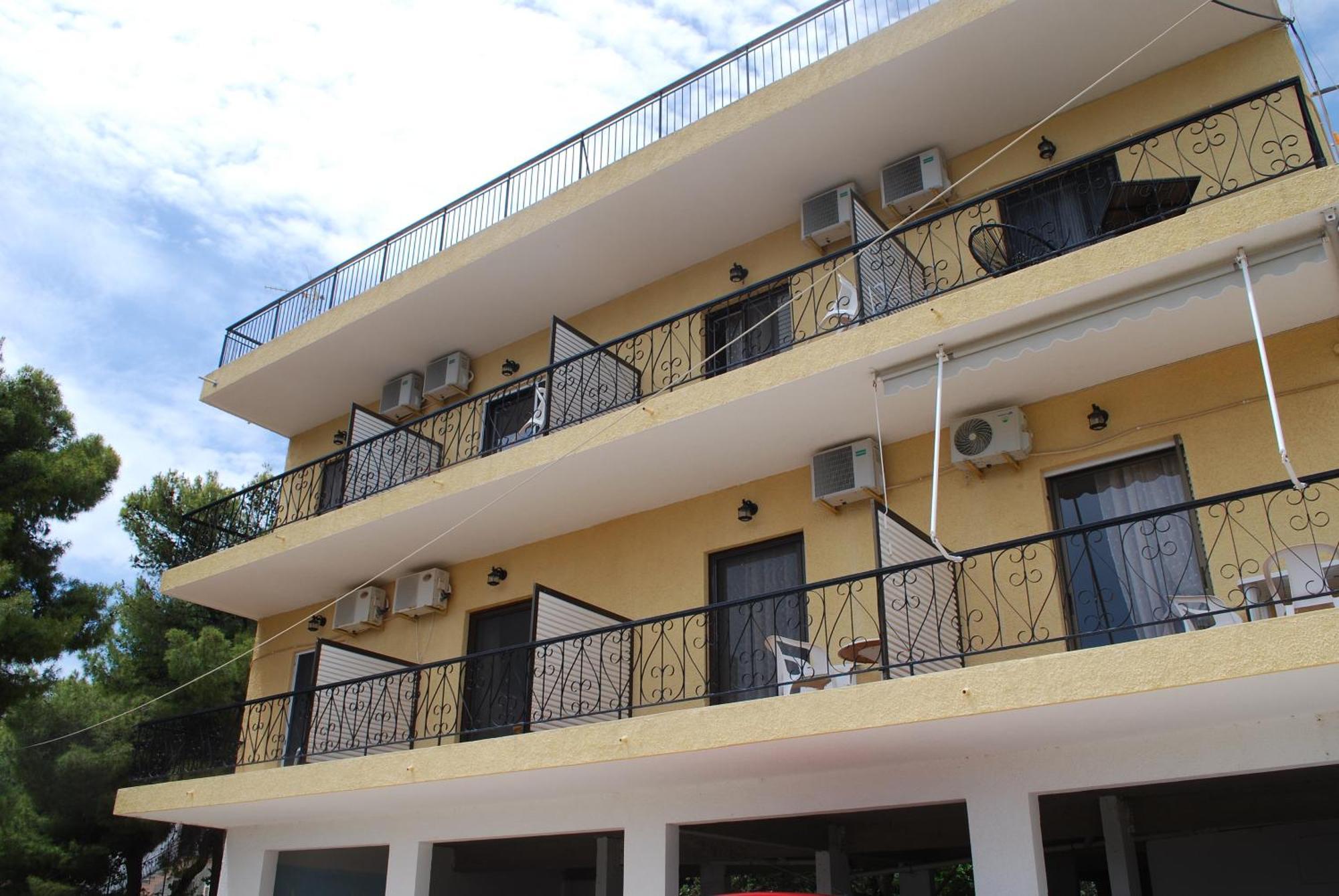 Sunset Rooms Agia Marina  Buitenkant foto