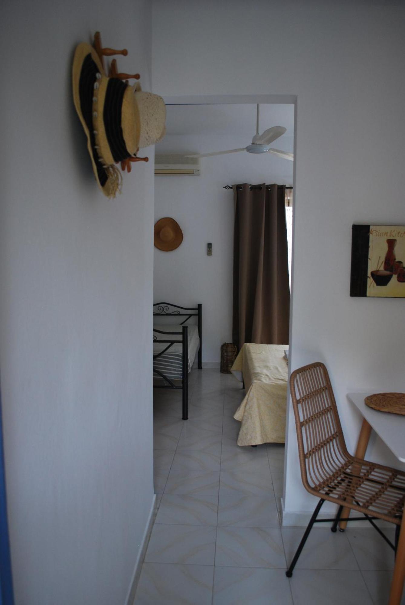 Sunset Rooms Agia Marina  Buitenkant foto