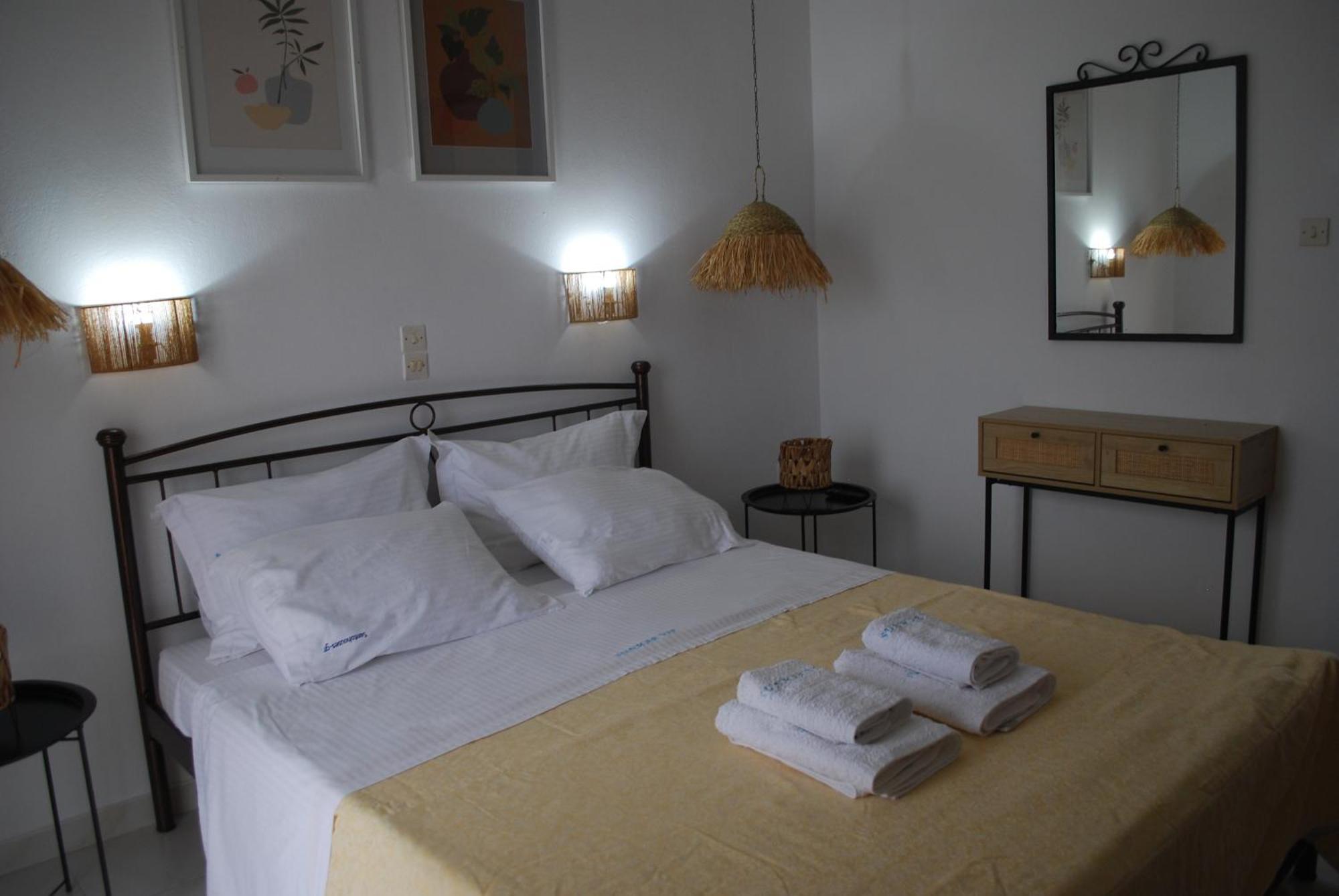 Sunset Rooms Agia Marina  Buitenkant foto