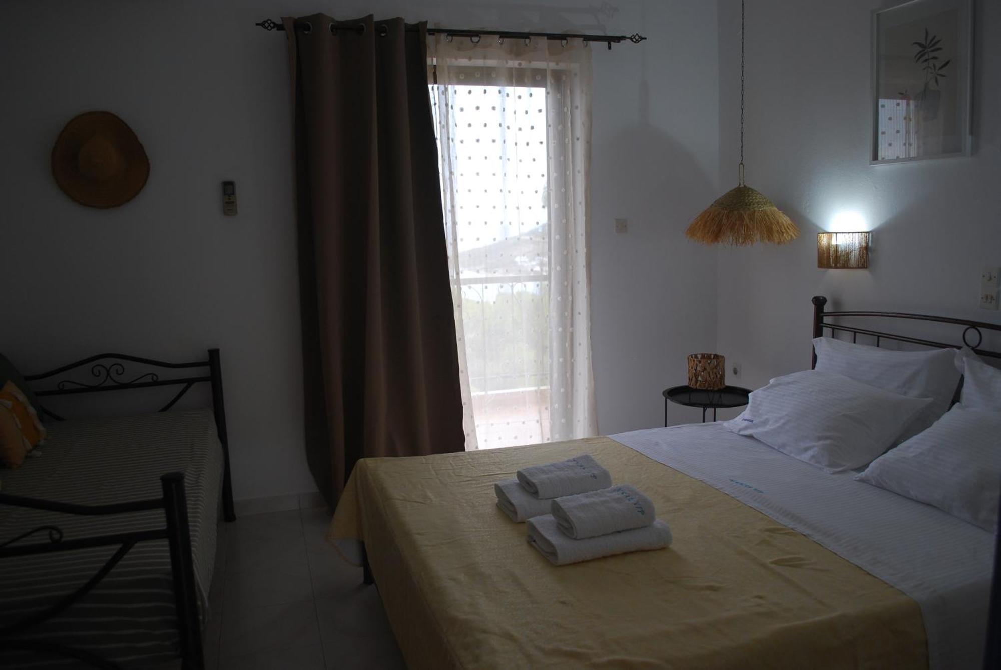 Sunset Rooms Agia Marina  Buitenkant foto