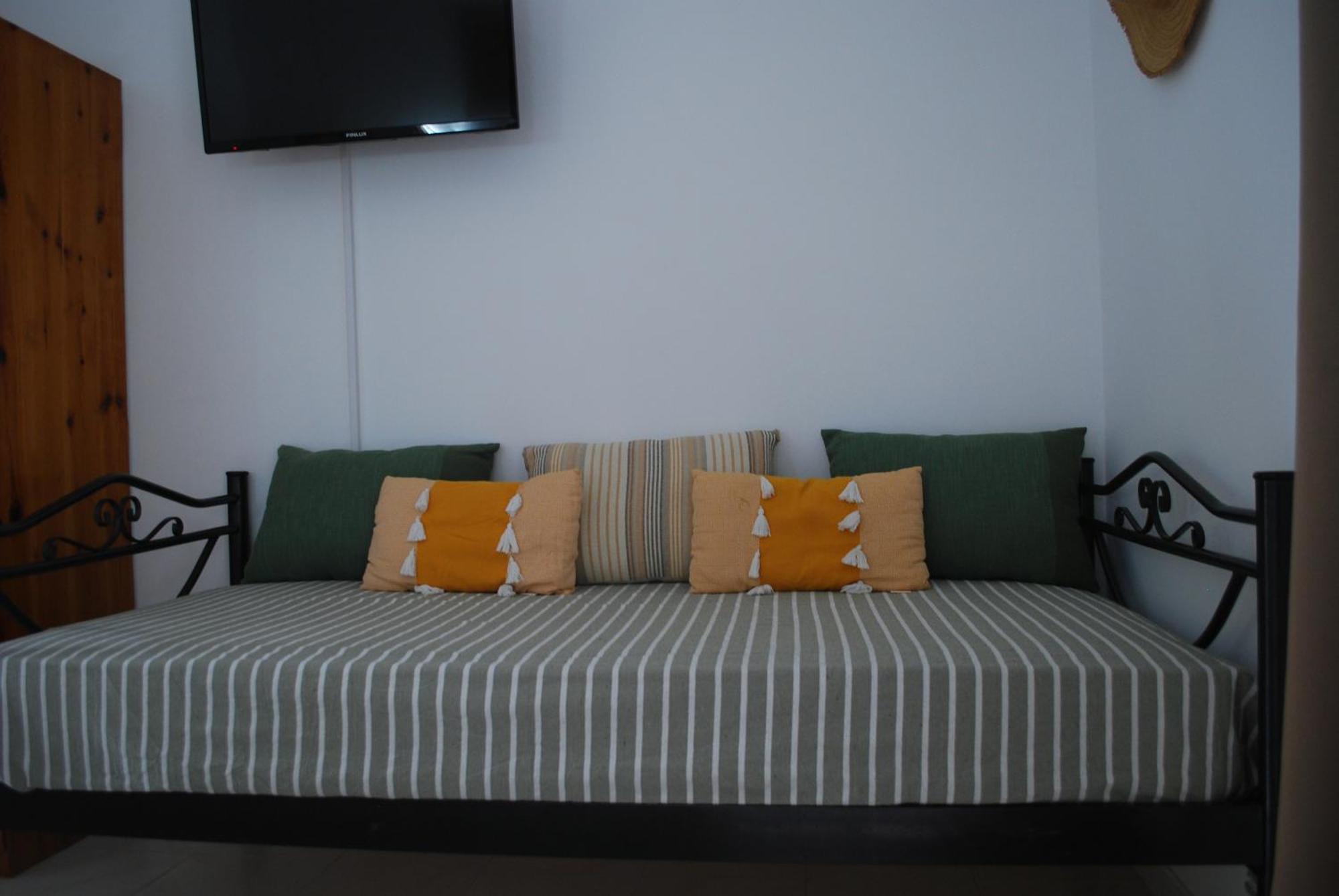 Sunset Rooms Agia Marina  Buitenkant foto