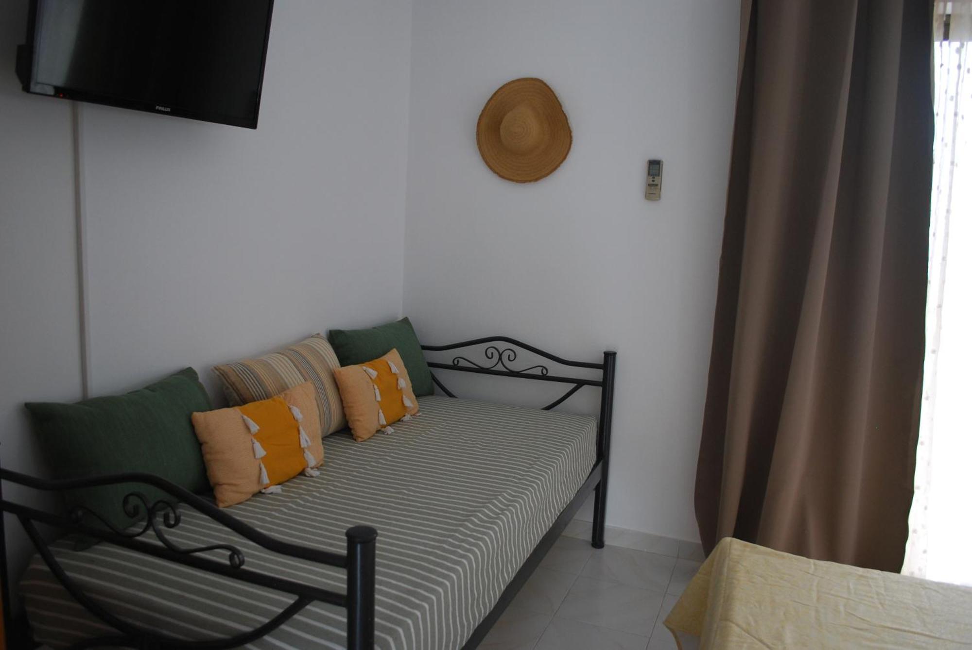 Sunset Rooms Agia Marina  Buitenkant foto